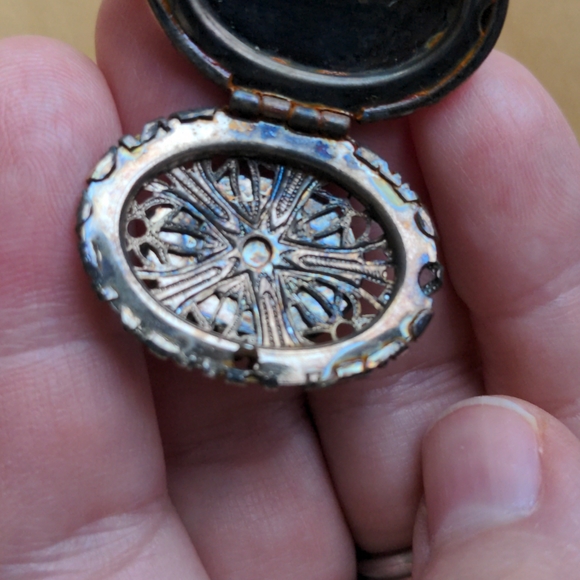 Vintage filigree locket pendant with opal-like center cabochon - Picture 9 of 14